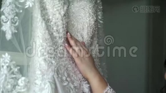 新娘抚摸她的裙子视频