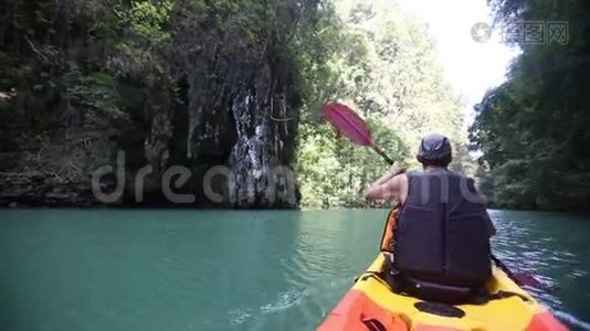 人类划皮艇穿越海水视频