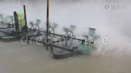 水轮机在养鱼场产生氧气视频