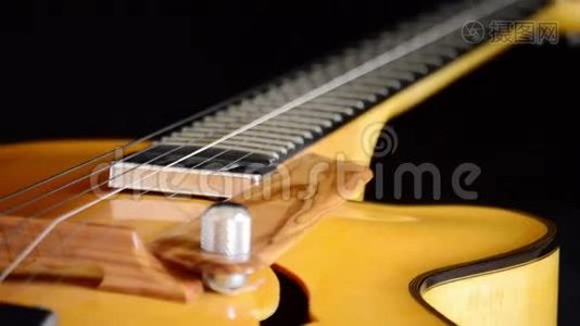 爵士电吉他旋转的桥、弦和音的细节视频