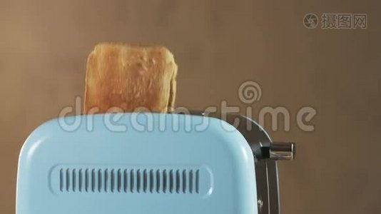 两个面包从电动烤面包机中跳出来视频