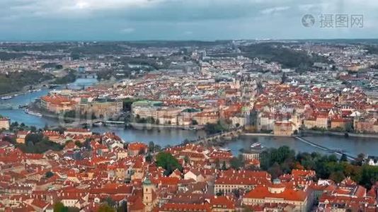 在捷克布拉格，旧城镇建筑与红色屋顶的鸟瞰。 伏尔塔瓦河。 旧城镇全景视频