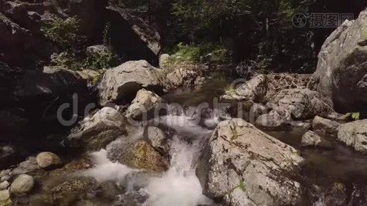 4k空中的石质水流穿过绿色的夏季山林视频