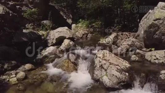 4k空中的石质水流穿过绿色的夏季山林视频