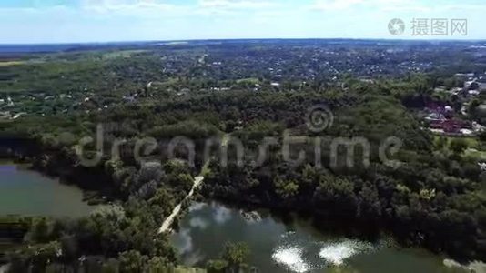 空中影像景观、自然树和河流穿越视频