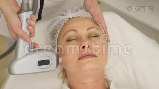 美容诊所接受激光治疗的妇女视频