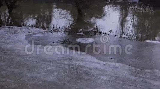 冰冻湖泊景观-稳定的潘视频