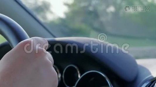 在高速公路上驾驶汽车时，手握汽车方向盘视频