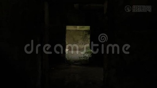 在乔治亚州茨卡图博的废弃建筑里散步视频