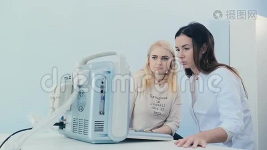 女孩在一家现代超声波诊所视频
