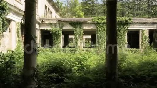 在乔治亚州茨卡图博的废弃建筑里散步视频