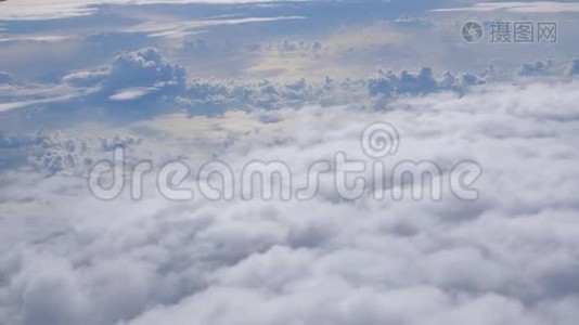 在美丽的云彩上从飞机的窗户上看到的景色。视频