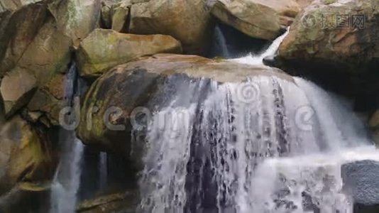 热带森林的瀑布视频