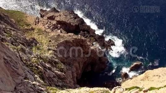 地中海深蓝色的悬崖线的空中拍摄视频