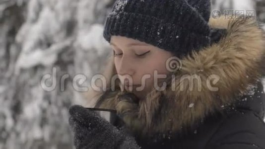 快乐的年轻女人玩雪视频