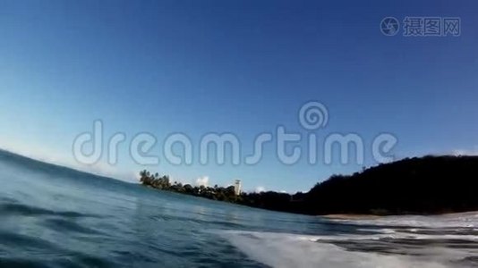在夏威夷，一股海浪拍打着照相机视频