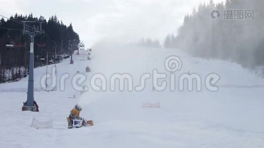 滑雪者乘坐滑雪坡和雪炮视频