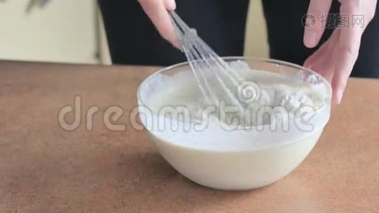 把蛋黄和糖放在玻璃碗里视频