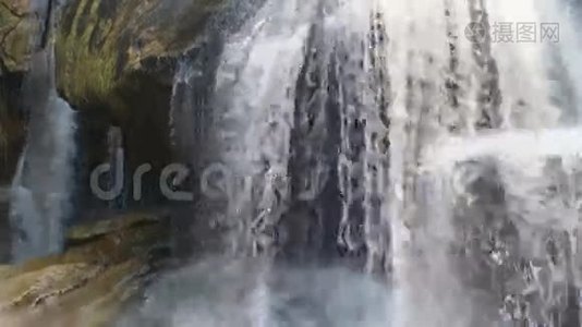 热带森林的瀑布视频