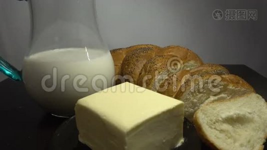 木制桌子上有面包、牛奶和黄油，接近高清视频