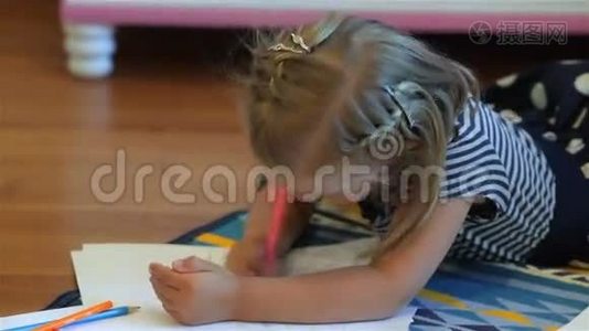 小女孩用铅笔画画视频