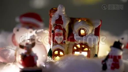 圣诞装饰，雪顶，带桌子装饰的地球仪视频