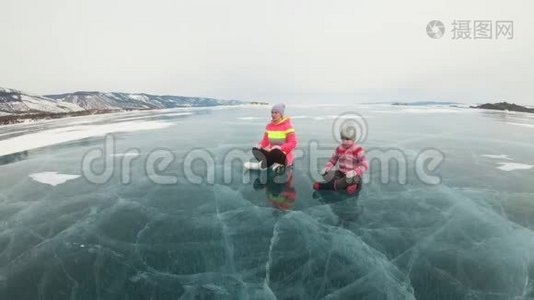 家人在冬天训练练习瑜伽。 女人在大自然中做伸展和冥想。 母亲和女儿视频