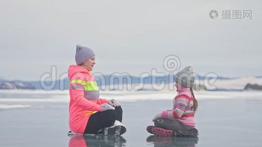 家人在冬天训练练习瑜伽。 女人在大自然中做伸展和冥想。 母亲和女儿视频