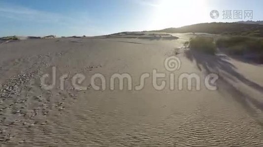 从西班牙塔里法地区的飞行无人机空中俯瞰视频