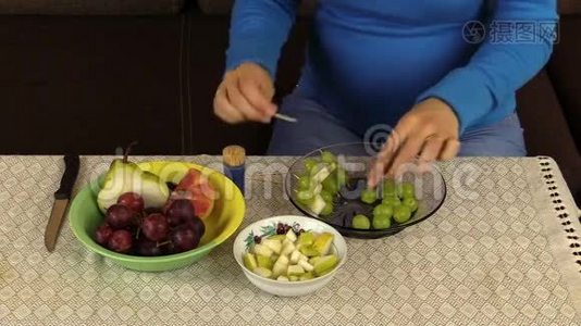 孕妇用葡萄和水果做甜点视频