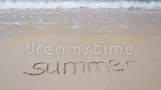 夏日手写在沙滩上，背景是柔和的海浪视频