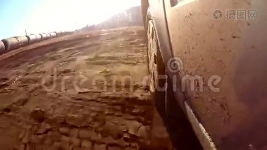 汽车通过水坑和泥浆阳光照射视频