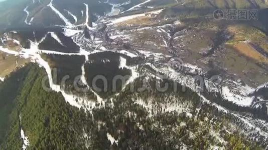 春季滑雪胜地布科维尔的空中射击视频