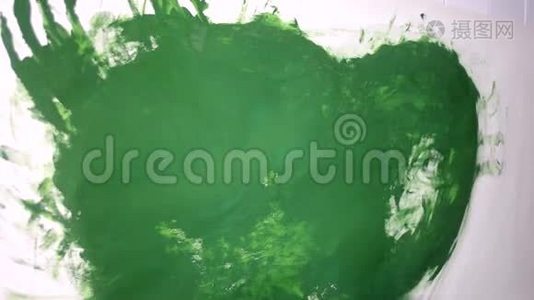 女人画了一幅绿色的画，涂满了他的手视频