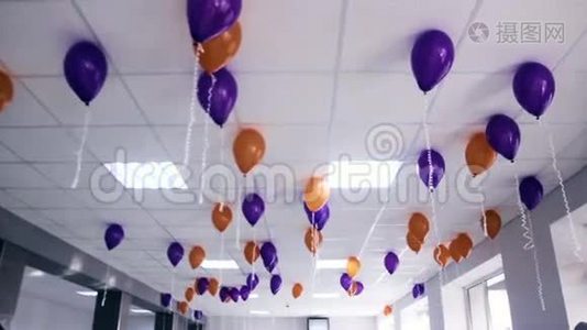 缤纷气球在节日派对上飞舞视频