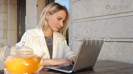 咖啡屋里有笔记本电脑的年轻快乐女人视频