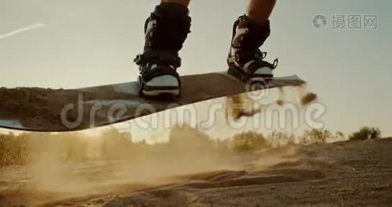 在沙漠中的沙板上跳跃的人视频