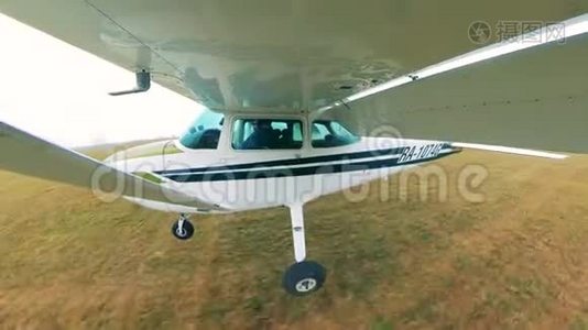 小型飞机降落在跑道上。 私人小型飞机。视频