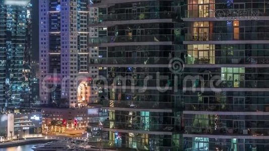 迪拜海滨住宅和办公室摩天大楼的空中景观，带海滨夜景视频