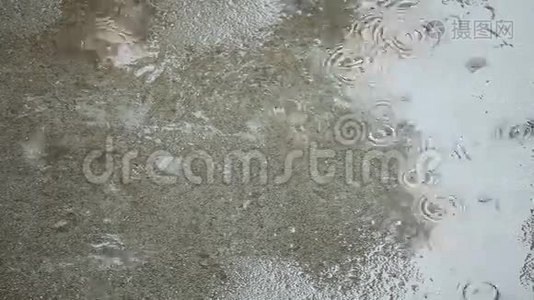 雨点落在水坑里视频