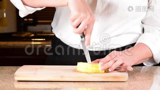 厨师烤菠萝片视频
