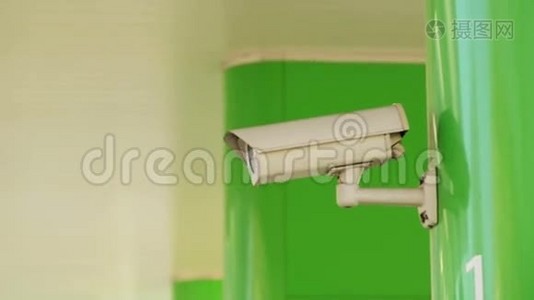 工业安全闭路电视摄像机安装在建筑墙上，作为带有日光和火焰的财产保护系统的一部分视频