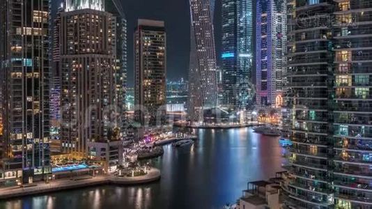 迪拜海滨住宅和办公室摩天大楼的空中景观，带海滨夜景视频