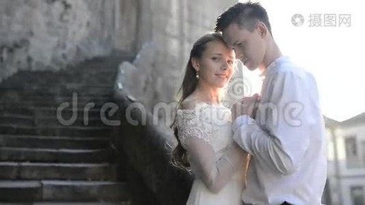 新婚夫妇关于古堡视频