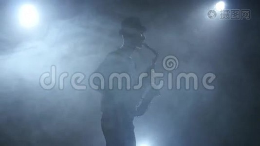 在黑暗烟雾弥漫的录音室里用萨克斯管即兴演奏爵士音乐视频