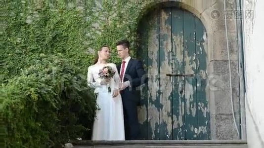 新婚夫妇关于古堡视频