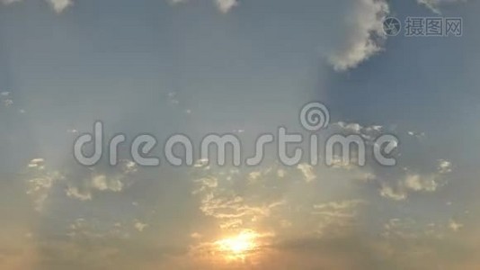 日落时的太阳，天空中的云彩视频