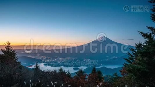 山 川谷丰子湖上的富士山，日出时有秋叶视频