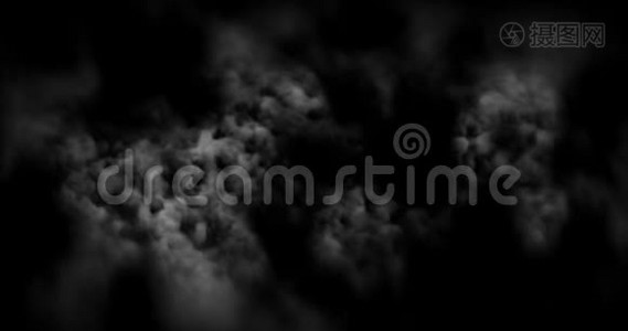 烟雾在黑色的背景下，像雾或云一样缓慢地飘过太空视频
