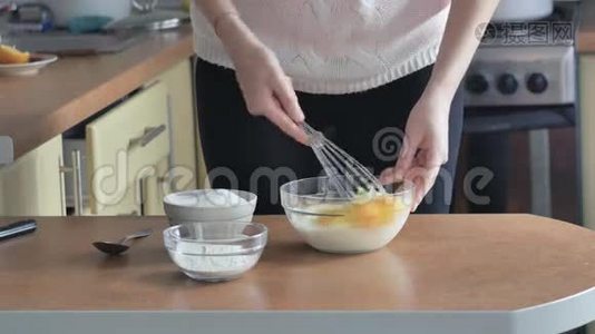 把蛋黄和糖放在玻璃碗里视频